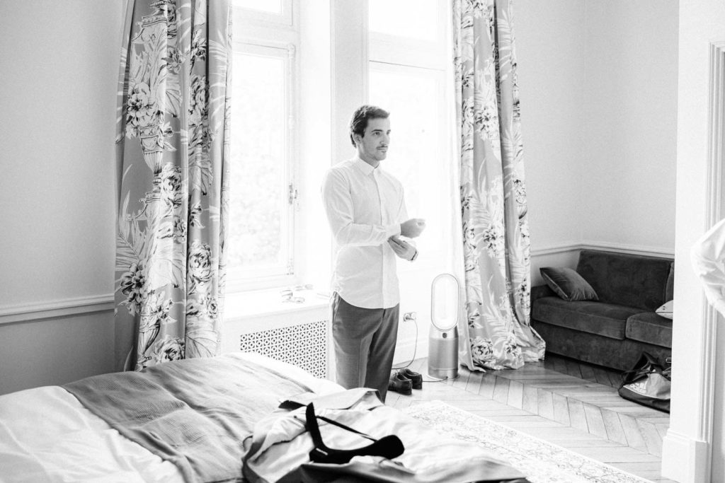 Reportage photo d’un mariage avec cérémonie laïque en plein air au Château de Méridon dans la vallée de Chevreuse. Photographe de mariage basé à Paris.