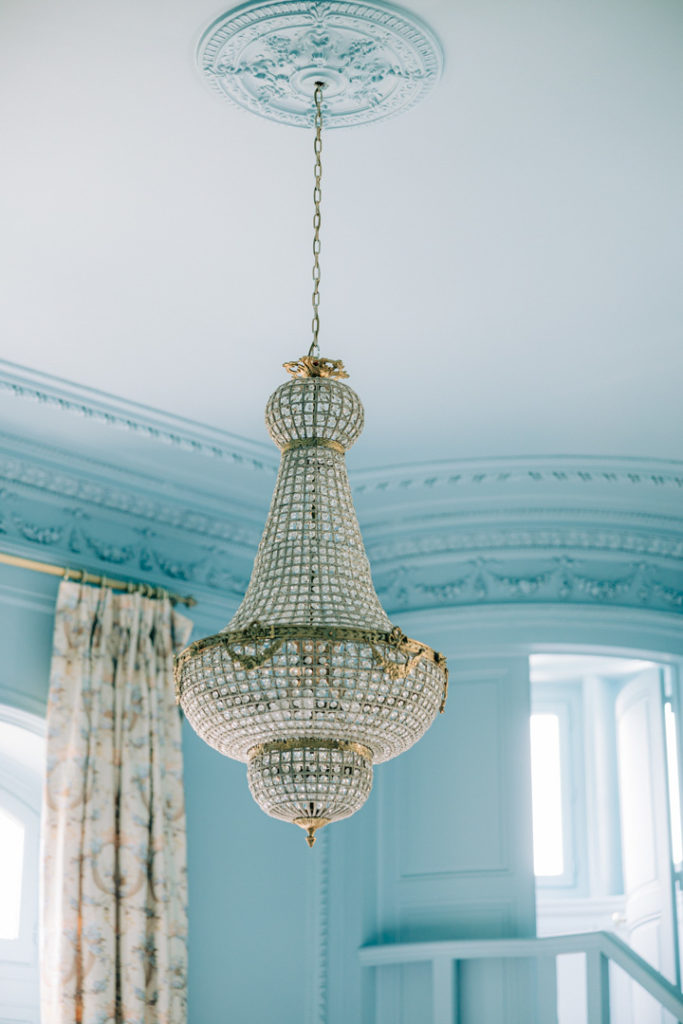 Reportage photo d’un mariage avec cérémonie laïque en plein air au Château de Méridon dans la vallée de Chevreuse. Photographe de mariage basé à Paris.