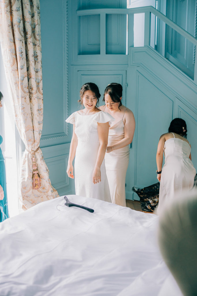 Reportage photo d’un mariage avec cérémonie laïque en plein air au Château de Méridon dans la vallée de Chevreuse. Photographe de mariage basé à Paris.