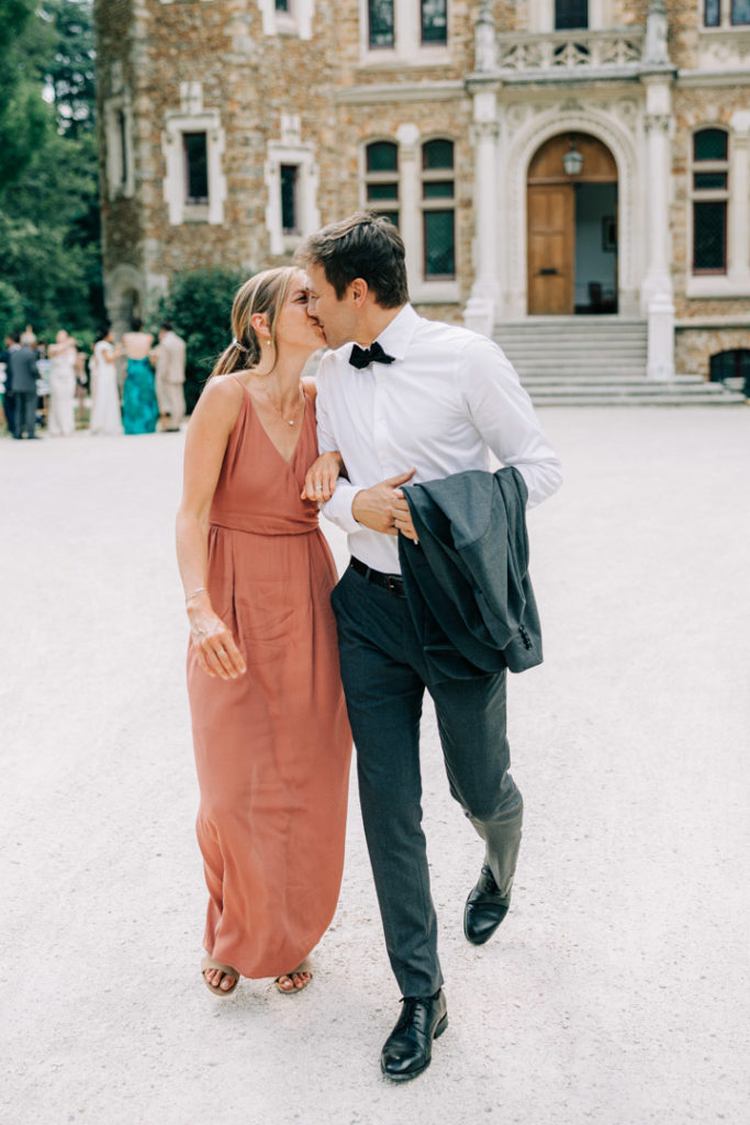 Reportage photo d’un mariage avec cérémonie laïque en plein air au Château de Méridon dans la vallée de Chevreuse. Photographe de mariage basé à Paris.