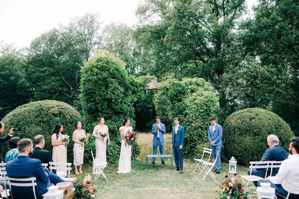Reportage photo d’un mariage avec cérémonie laïque en plein air au Château de Méridon dans la vallée de Chevreuse. Photographe de mariage basé à Paris.