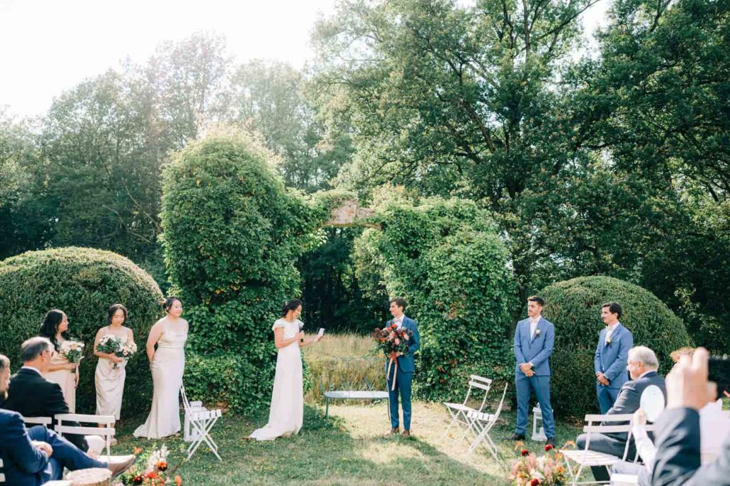 Reportage photo d’un mariage avec cérémonie laïque en plein air au Château de Méridon dans la vallée de Chevreuse. Photographe de mariage basé à Paris.