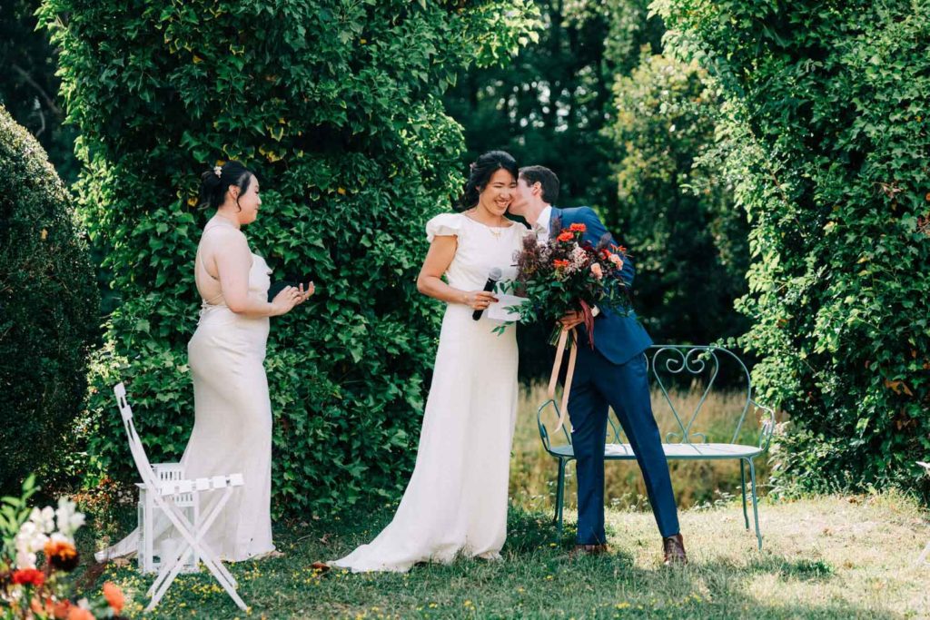 Reportage photo d’un mariage avec cérémonie laïque en plein air au Château de Méridon dans la vallée de Chevreuse. Photographe de mariage basé à Paris.