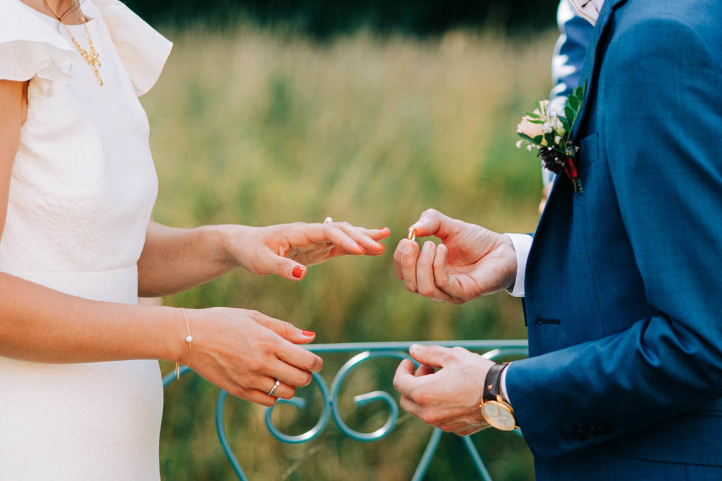 Reportage photo d’un mariage avec cérémonie laïque en plein air au Château de Méridon dans la vallée de Chevreuse. Photographe de mariage basé à Paris.