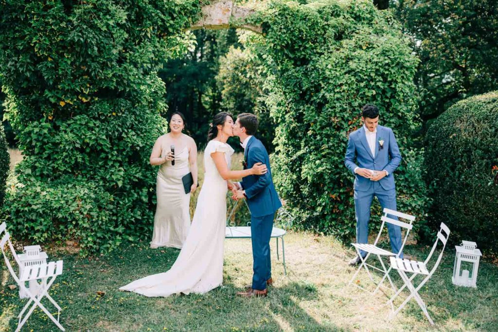 Reportage photo d’un mariage avec cérémonie laïque en plein air au Château de Méridon dans la vallée de Chevreuse. Photographe de mariage basé à Paris.