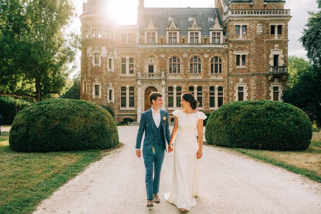 Reportage photo d’un mariage avec cérémonie laïque en plein air au Château de Méridon dans la vallée de Chevreuse. Photographe de mariage basé à Paris.