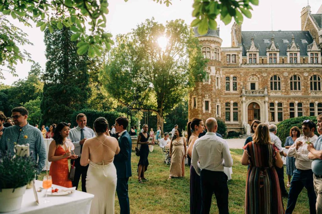 Reportage photo d’un mariage avec cérémonie laïque en plein air au Château de Méridon dans la vallée de Chevreuse. Photographe de mariage basé à Paris.