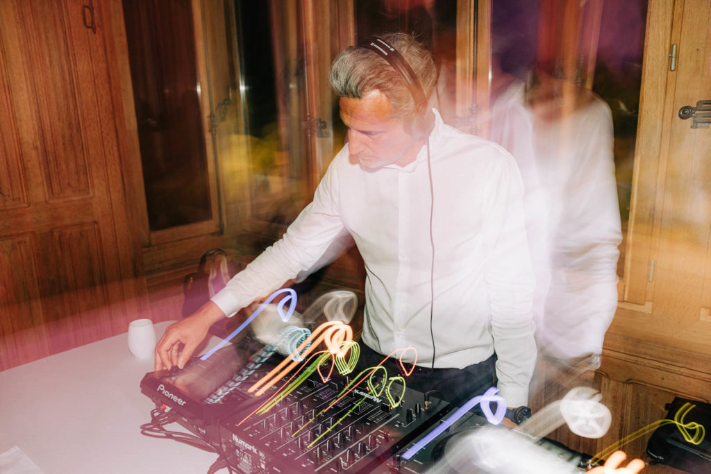 Reportage photo d’un mariage avec cérémonie laïque en plein air au Château de Méridon dans la vallée de Chevreuse. Photographe de mariage basé à Paris.