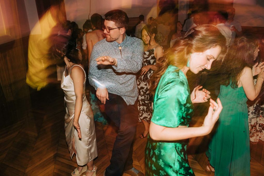 Reportage photo d’un mariage avec cérémonie laïque en plein air au Château de Méridon dans la vallée de Chevreuse. Photographe de mariage basé à Paris.