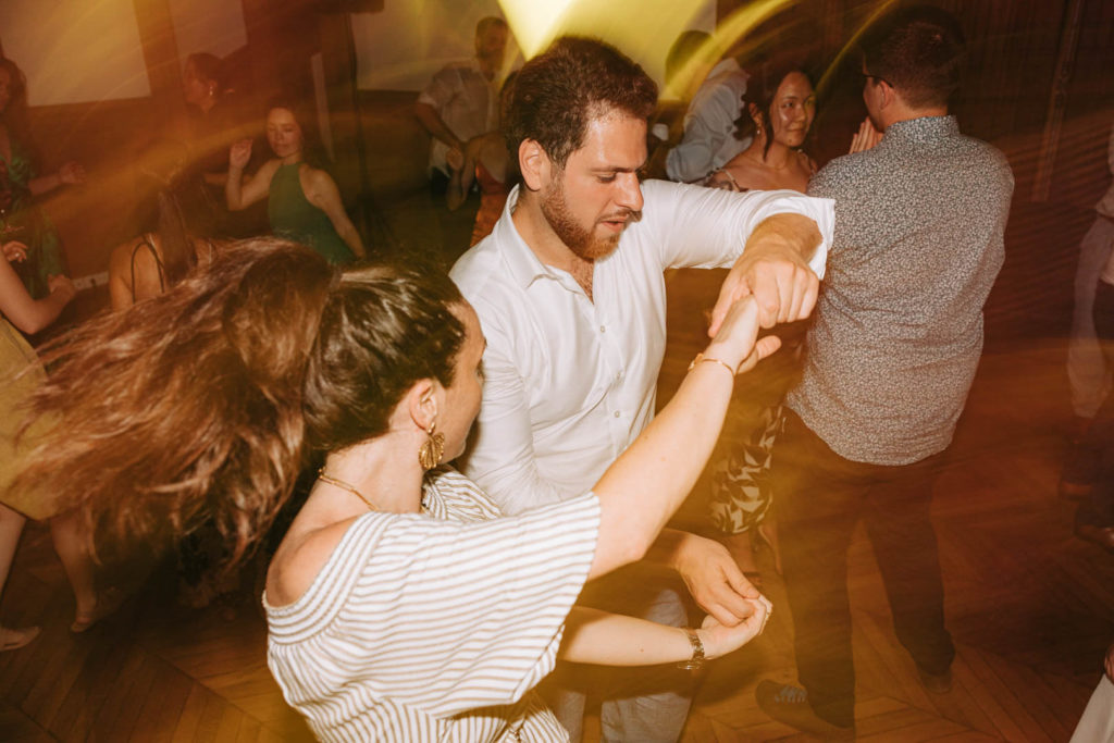 Reportage photo d’un mariage avec cérémonie laïque en plein air au Château de Méridon dans la vallée de Chevreuse. Photographe de mariage basé à Paris.