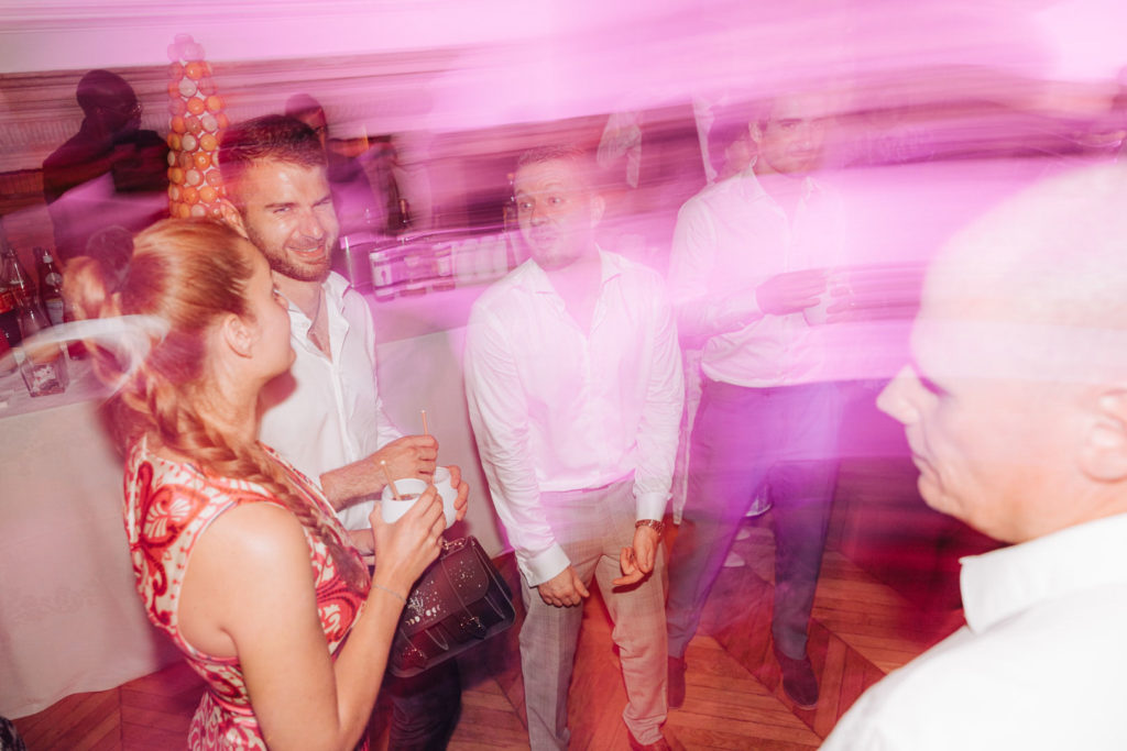 Reportage photo d’un mariage avec cérémonie laïque en plein air au Château de Méridon dans la vallée de Chevreuse. Photographe de mariage basé à Paris.