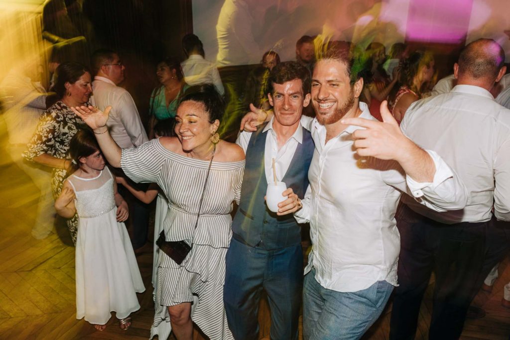 Reportage photo d’un mariage avec cérémonie laïque en plein air au Château de Méridon dans la vallée de Chevreuse. Photographe de mariage basé à Paris.