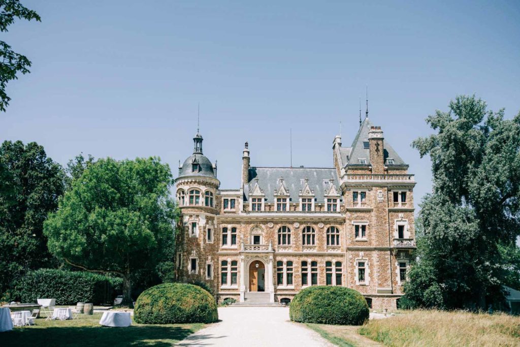 Reportage photo d’un mariage avec cérémonie laïque en plein air au Château de Méridon dans la vallée de Chevreuse. Photographe de mariage basé à Paris.