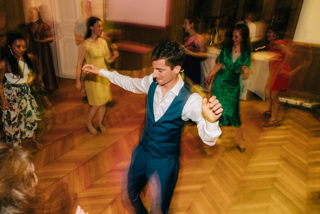 Reportage photo d’un mariage avec cérémonie laïque en plein air au Château de Méridon dans la vallée de Chevreuse. Photographe de mariage basé à Paris.