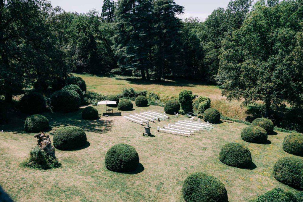Reportage photo d’un mariage avec cérémonie laïque en plein air au Château de Méridon dans la vallée de Chevreuse. Photographe de mariage basé à Paris.