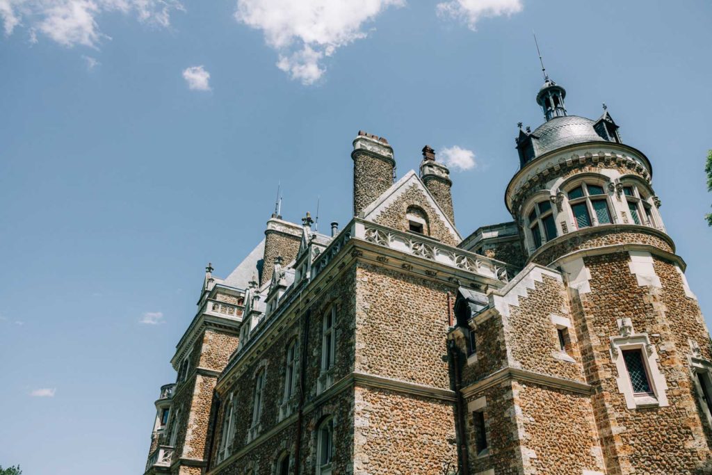 Reportage photo d’un mariage avec cérémonie laïque en plein air au Château de Méridon dans la vallée de Chevreuse. Photographe de mariage basé à Paris.
