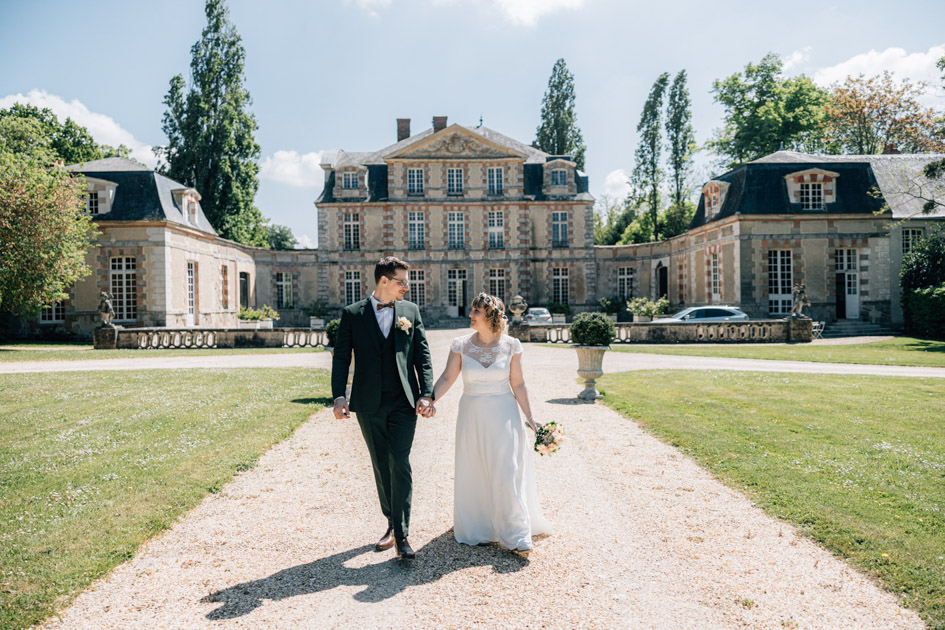 Un mariage élégant avec cérémonie laïque en plein air au Château de Lésigny