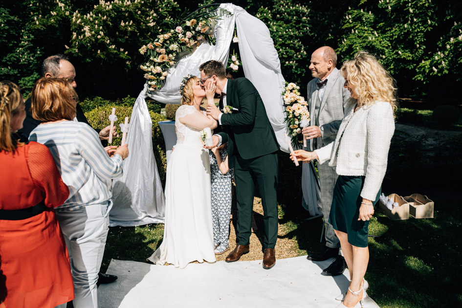 Un mariage élégant avec cérémonie laïque en plein air au Château de Lésigny