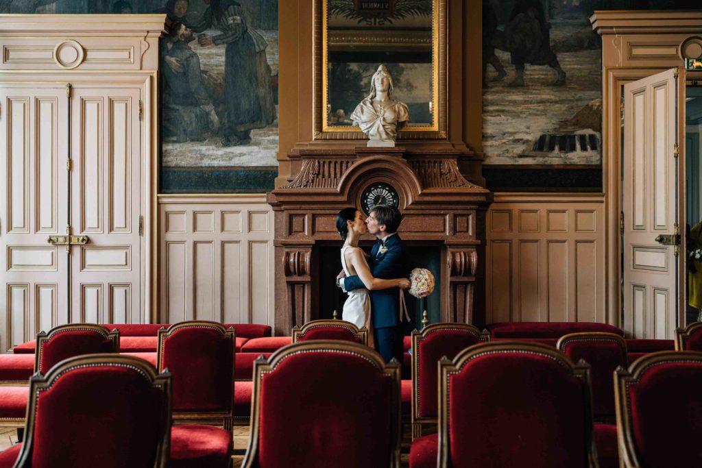Photographe mariage Paris capturant une cérémonie civile à la mairie du 15e