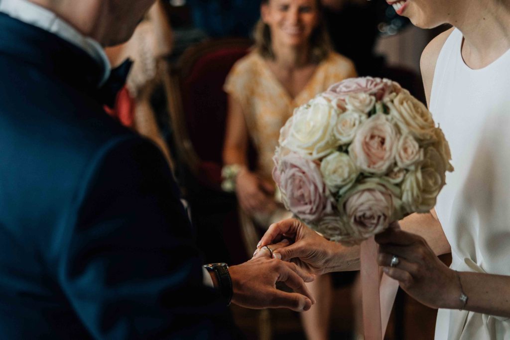 Photographe mariage Paris capturant une cérémonie civile à la mairie du 15e