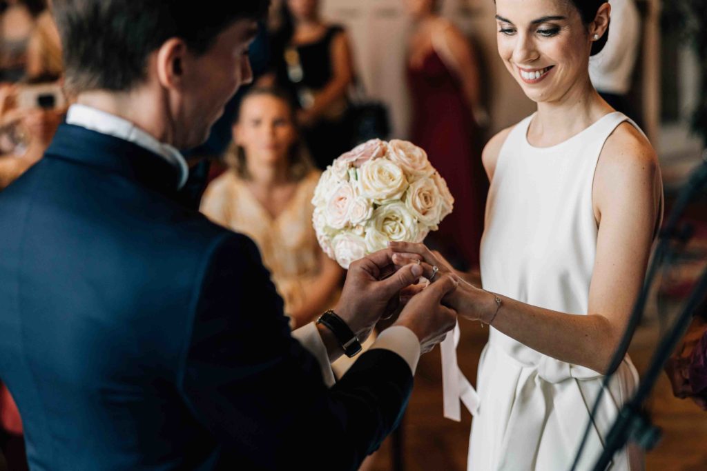 Photographe mariage Paris capturant une cérémonie civile à la mairie du 15e