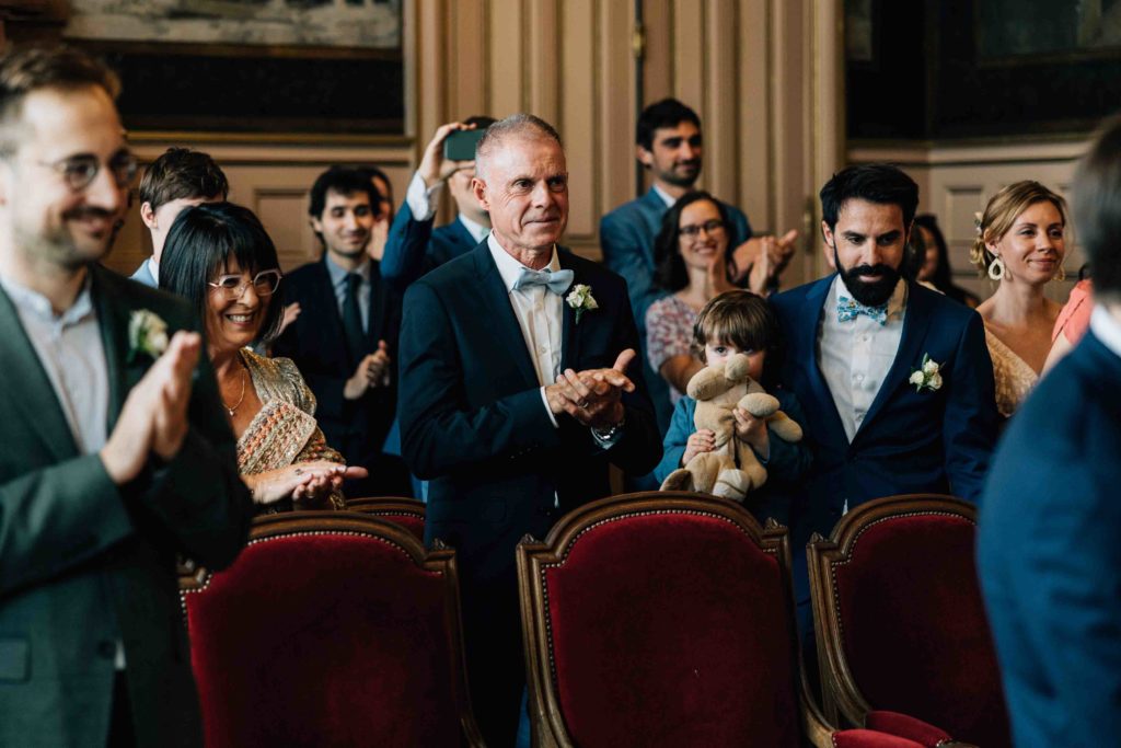 Photographe mariage Paris capturant une cérémonie civile à la mairie du 15e
