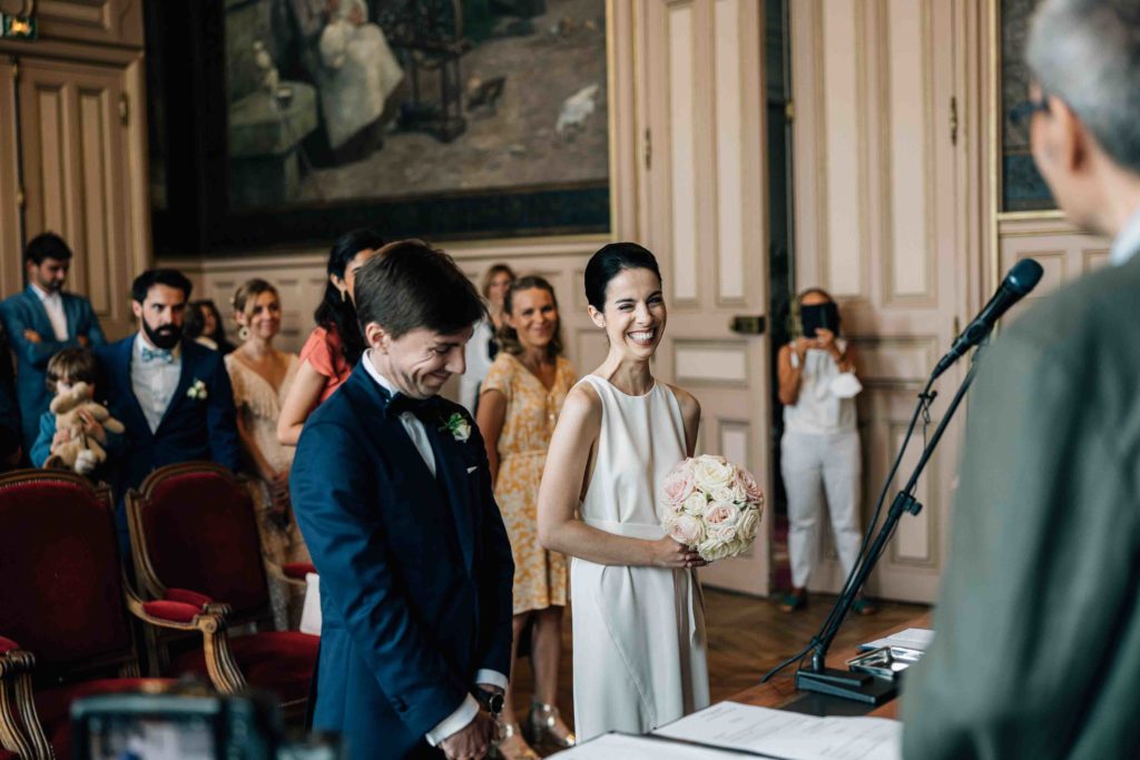 Photographe mariage Paris capturant une cérémonie civile à la mairie du 15e
