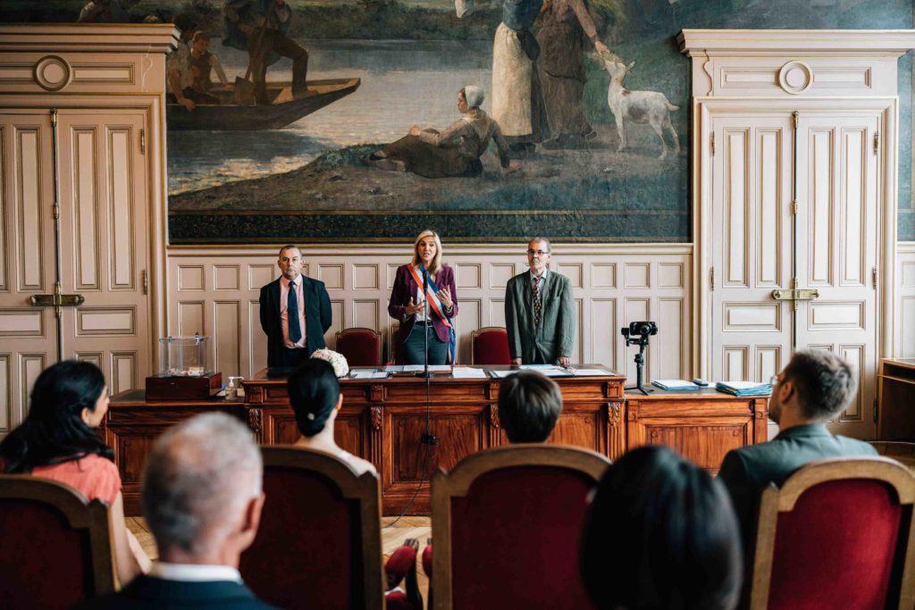 Photographe mariage Paris capturant une cérémonie civile à la mairie du 15e
