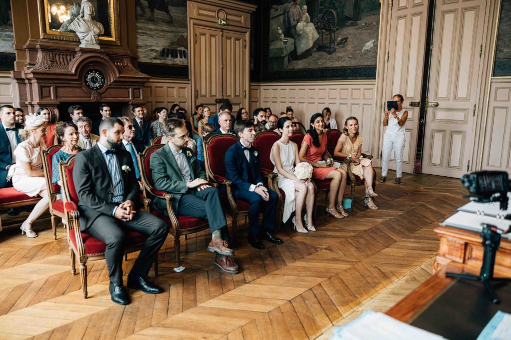 Photographe mariage Paris capturant une cérémonie civile à la mairie du 15e