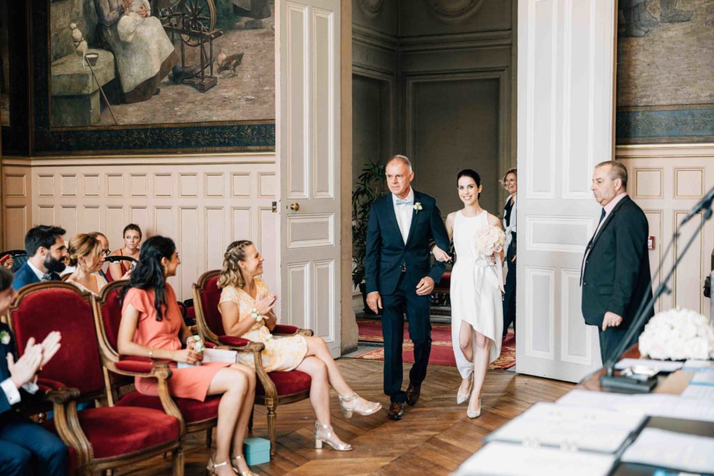 Photographe mariage Paris capturant une cérémonie civile à la mairie du 15e