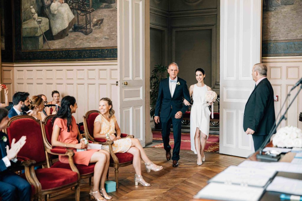Photographe mariage Paris capturant une cérémonie civile à la mairie du 15e