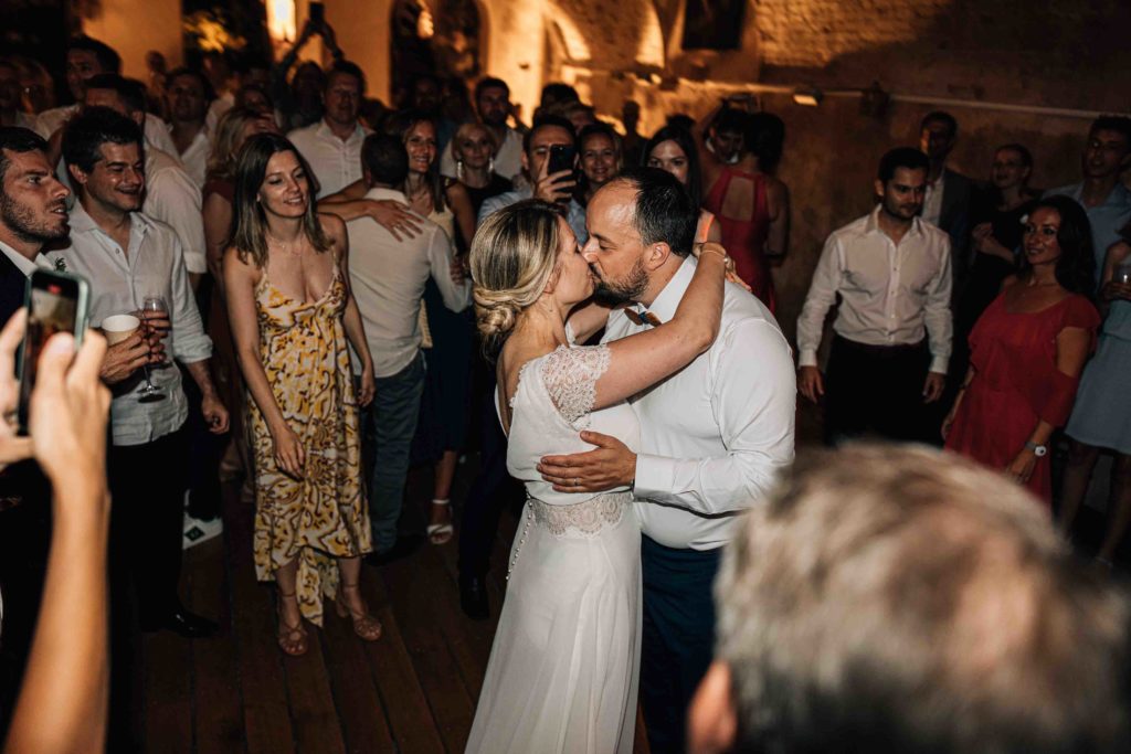 Reportage photo d’un mariage avec cérémonie laïque au Château Comtesse Lafond à Épernay. Photographe de mariage basé à Paris