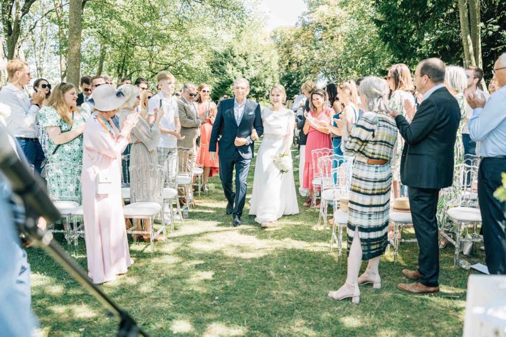 Reportage photo d’un mariage avec cérémonie laïque au Château Comtesse Lafond à Épernay. Photographe de mariage basé à Paris