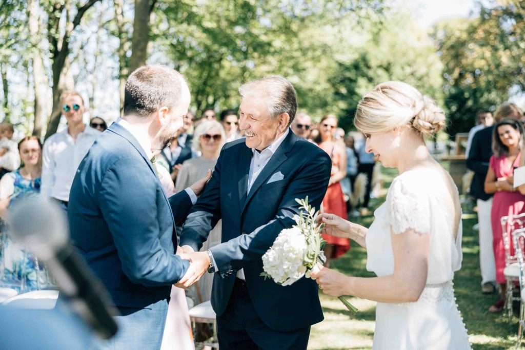 Reportage photo d’un mariage avec cérémonie laïque au Château Comtesse Lafond à Épernay. Photographe de mariage basé à Paris
