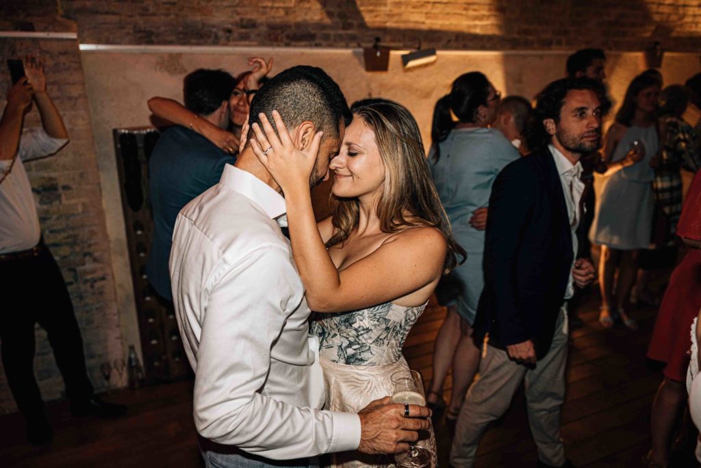 Reportage photo d’un mariage avec cérémonie laïque au Château Comtesse Lafond à Épernay. Photographe de mariage basé à Paris