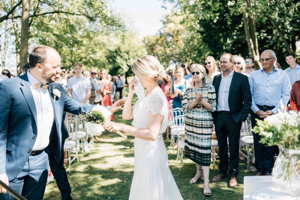Reportage photo d’un mariage avec cérémonie laïque au Château Comtesse Lafond à Épernay. Photographe de mariage basé à Paris