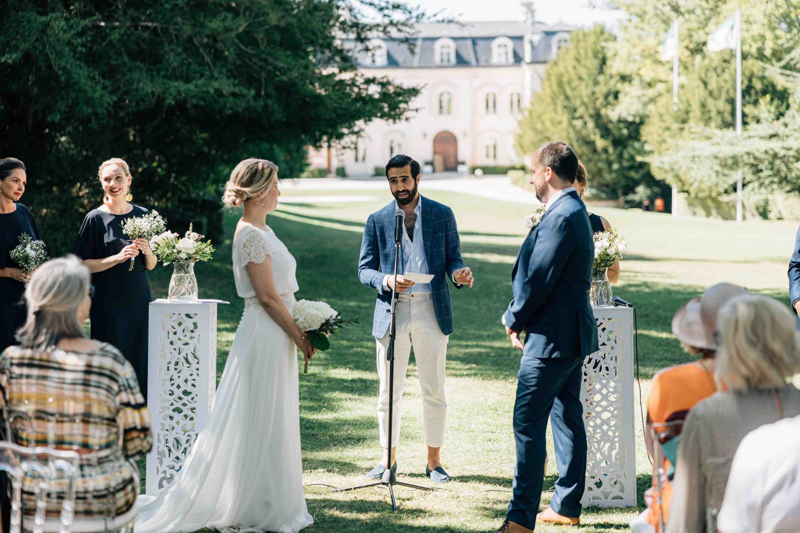 Reportage photo d’un mariage avec cérémonie laïque au Château Comtesse Lafond à Épernay. Photographe de mariage basé à Paris