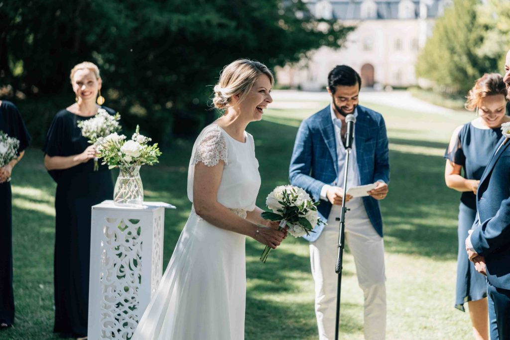 Reportage photo d’un mariage avec cérémonie laïque au Château Comtesse Lafond à Épernay. Photographe de mariage basé à Paris