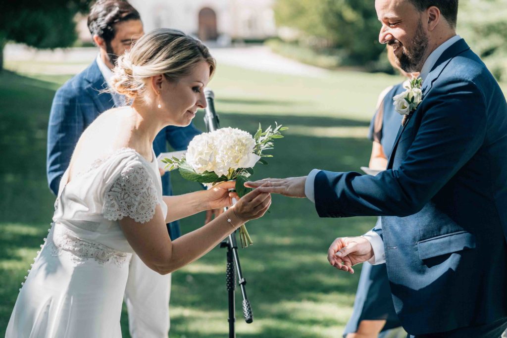 Reportage photo d’un mariage avec cérémonie laïque au Château Comtesse Lafond à Épernay. Photographe de mariage basé à Paris