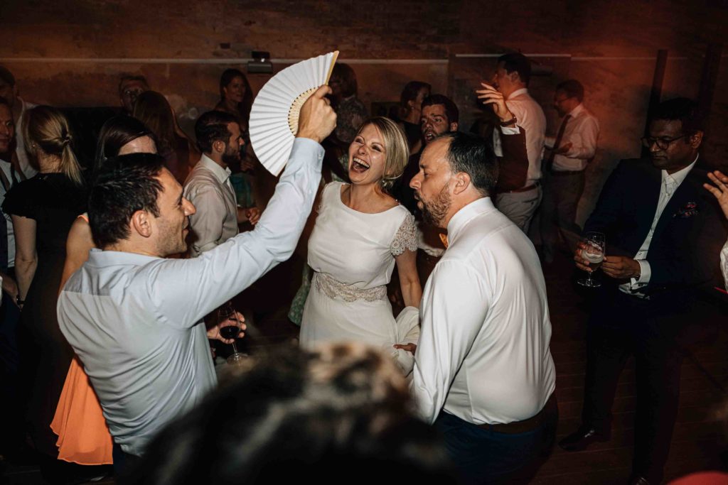 Reportage photo d’un mariage avec cérémonie laïque au Château Comtesse Lafond à Épernay. Photographe de mariage basé à Paris