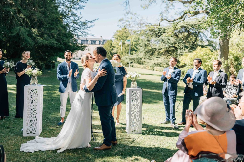 Reportage photo d’un mariage avec cérémonie laïque au Château Comtesse Lafond à Épernay. Photographe de mariage basé à Paris