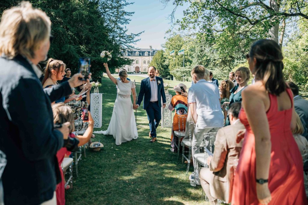 Reportage photo d’un mariage avec cérémonie laïque au Château Comtesse Lafond à Épernay. Photographe de mariage basé à Paris