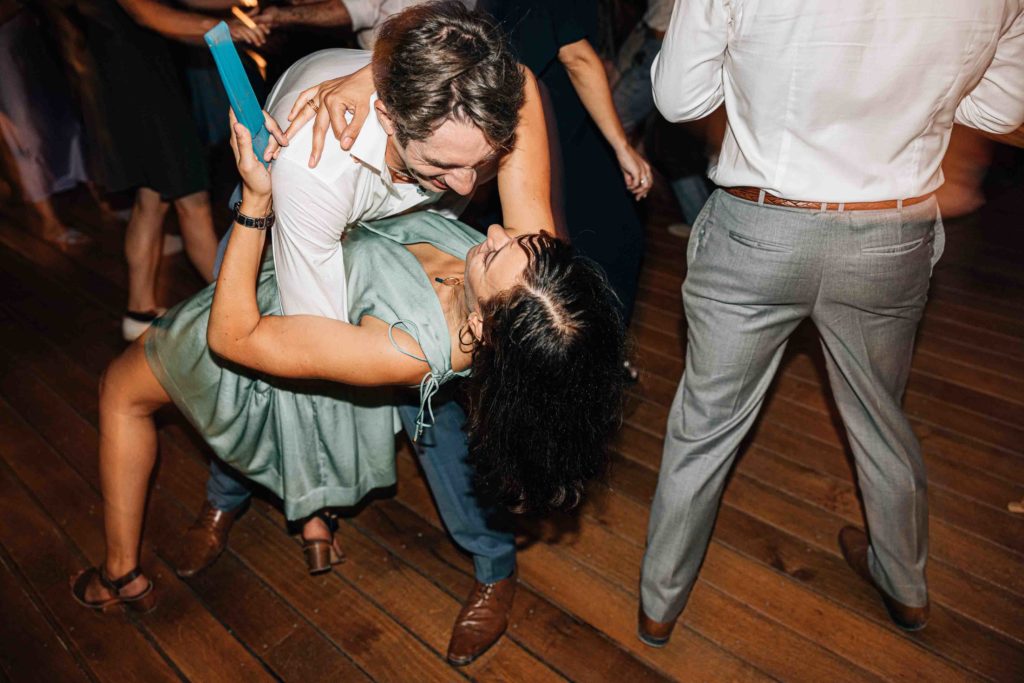Reportage photo d’un mariage avec cérémonie laïque au Château Comtesse Lafond à Épernay. Photographe de mariage basé à Paris