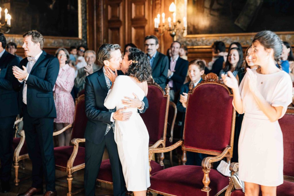 un mariage à la mairie du 19 à Paris par le photographe Pierre Atelier