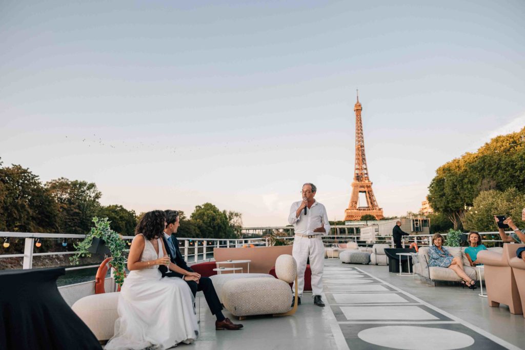 cérémonie de mariage sur une péniche à Paris photographiée par Pierre Atelier
