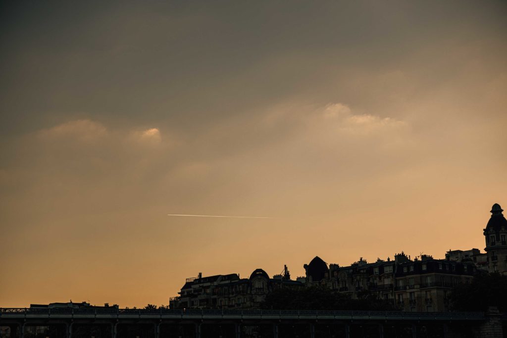 cérémonie de mariage sur une péniche à Paris photographiée par Pierre Atelier