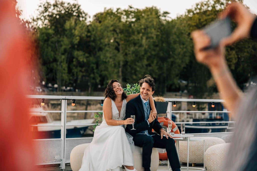 cérémonie de mariage sur une péniche à Paris photographiée par Pierre Atelier