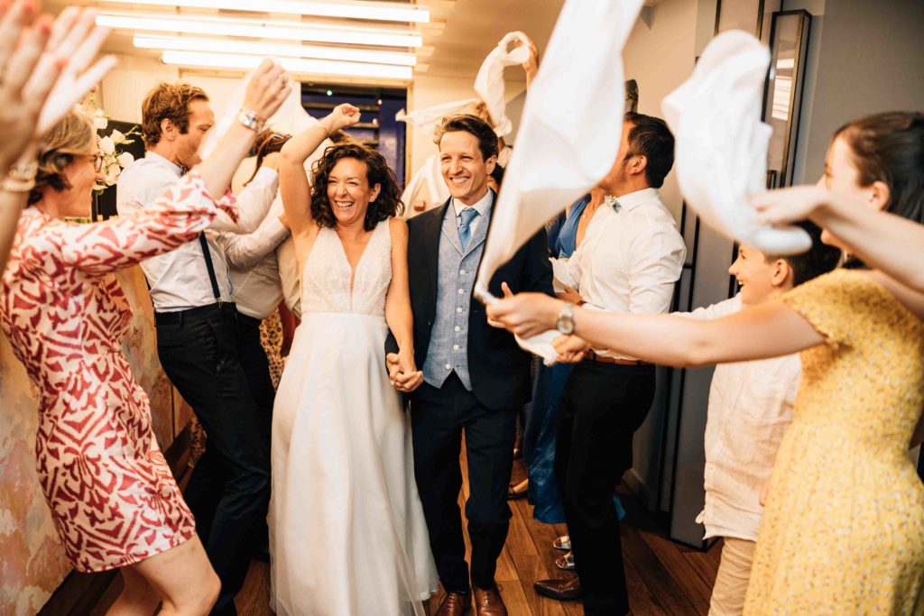 cérémonie de mariage sur une péniche à Paris photographiée par Pierre Atelier
