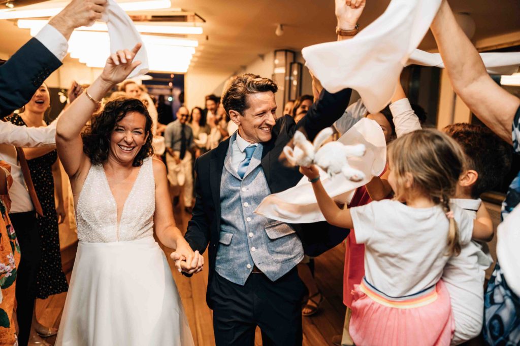 cérémonie de mariage sur une péniche à Paris photographiée par Pierre Atelier