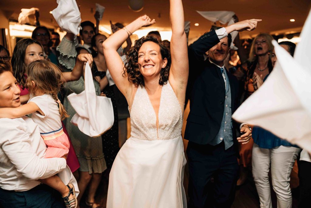 cérémonie de mariage sur une péniche à Paris photographiée par Pierre Atelier
